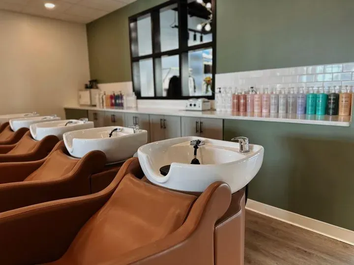 https://cdn.salonspotlight.com/photos/GdEOlbJ15UeLpmZfQ3rH/71599ece-434f-46df-88bc-e003a8a05c69_720x720