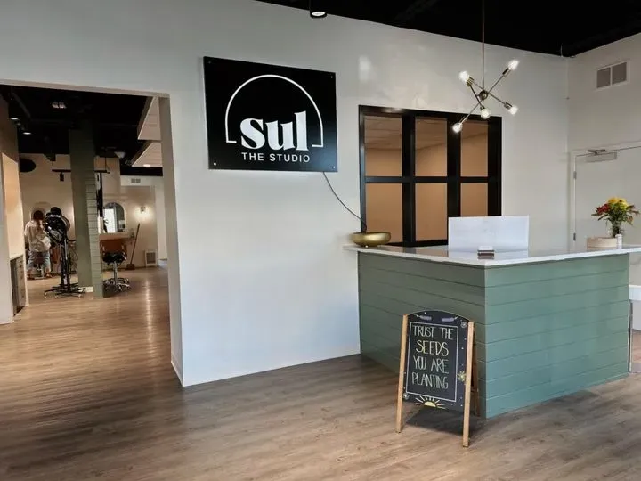 https://cdn.salonspotlight.com/photos/GdEOlbJ15UeLpmZfQ3rH/dbbc1bf7-587e-421c-8d6a-b0434eaf38c6_720x720