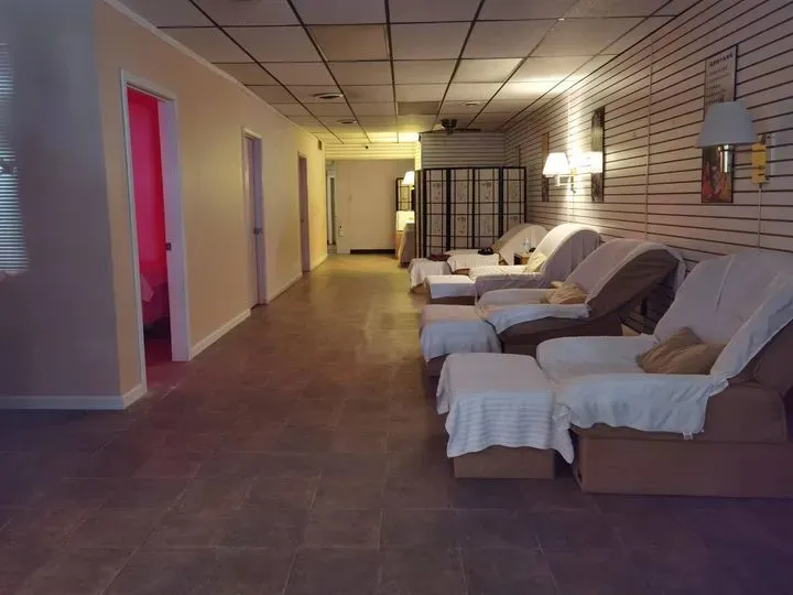 https://cdn.salonspotlight.com/photos/GdIlmhixv4nxe3UcaYeu/755b94ca-3c0c-485d-a4d8-d110d56bc203_720x720