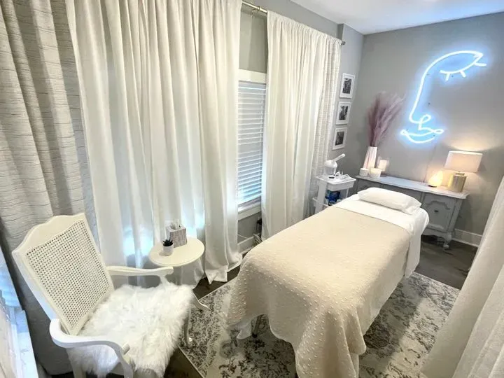 https://cdn.salonspotlight.com/photos/GdnC00OCHnL1W682EIPa/fb8b3544-1628-4e9e-8296-390ec7946932_720x720