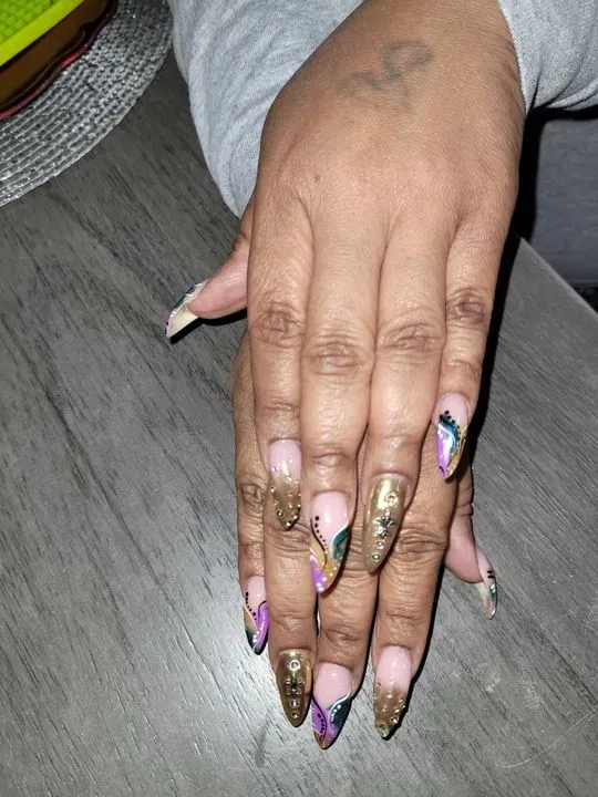 https://cdn.salonspotlight.com/photos/GeHvAND9zWR4tWXddBsM/48664897-e3e1-4aea-b651-65bec028e239_720x720