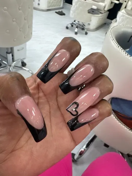 https://cdn.salonspotlight.com/photos/GeHvAND9zWR4tWXddBsM/55731405-a973-4f3f-88ac-81eb65c4b297_720x720