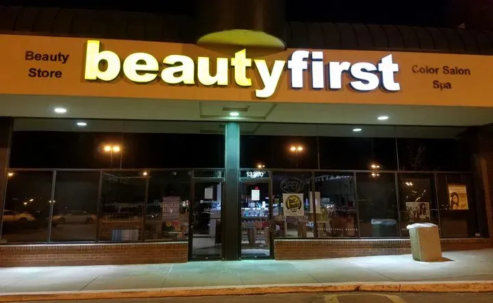 https://cdn.salonspotlight.com/photos/Gg2POITj1V4EnBwvWJBd/d7be2daa-9881-476c-a840-fb3d682fe916_720x720