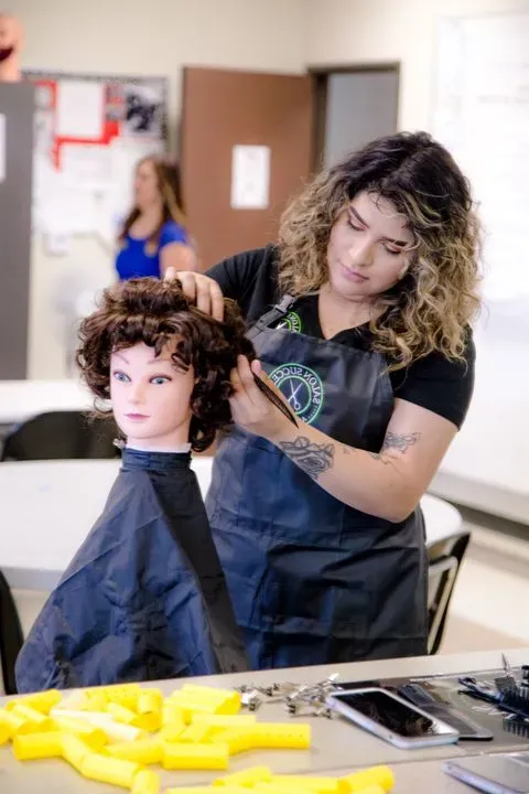 https://cdn.salonspotlight.com/photos/GgKwg6UY8UElgZsmSoBX/eb9395f2-642a-45d1-99f9-722bf923be95_720x720