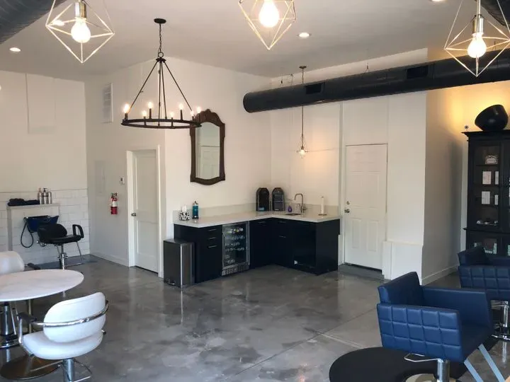 https://cdn.salonspotlight.com/photos/Gj80eDwwJ5PG0TsiApi4/9500ea3f-959a-401a-b1c1-9b67b914698c_720x720