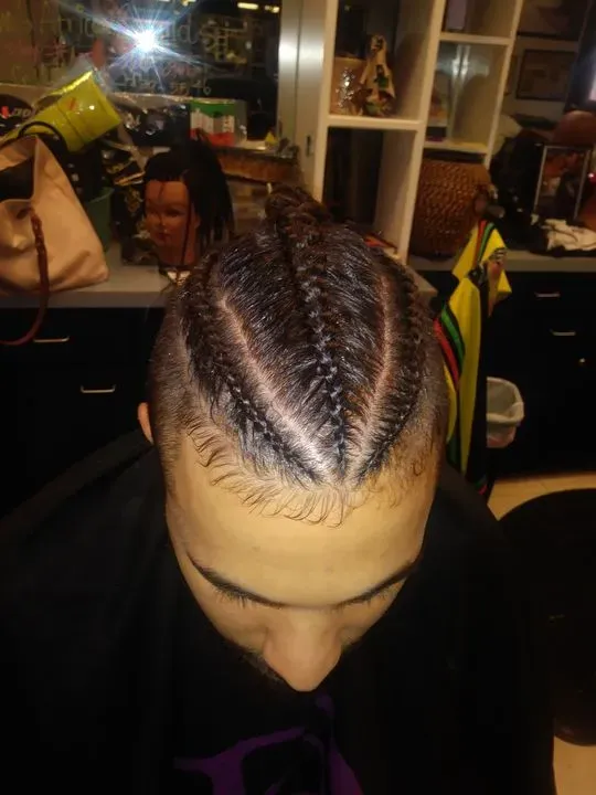 https://cdn.salonspotlight.com/photos/GjVlW22f4K9bjPKRT2hr/889ac5cf-aec8-489e-84b4-475dc2295445_720x720