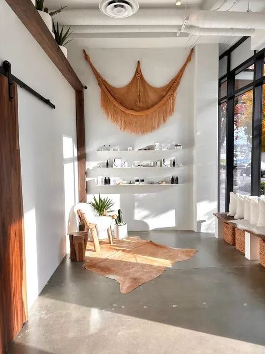 https://cdn.salonspotlight.com/photos/GjfQHFXsLbKRHXYCgCMp/782cf0a0-439e-498c-8208-35209e61d2b0_720x720