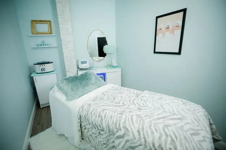 https://cdn.salonspotlight.com/photos/GkHwnioTjetfy6DVyu8Z/75b92e6c-1040-4a4f-9b2a-a0d04a1015ca_720x720