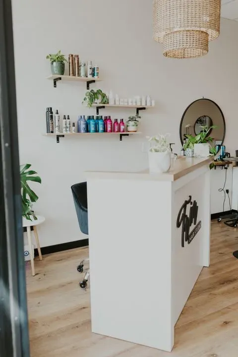 https://cdn.salonspotlight.com/photos/GkP8JGXbO2DgBrshXIyp/c79677c4-5c44-493e-9ce7-fac9a812df00_720x720