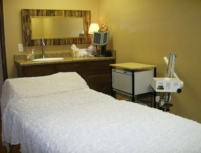 https://cdn.salonspotlight.com/photos/GlFo1PVC2ltj0QWpCZ5a/235502a3-36a3-4b38-8871-b0a50a60c489_720x720