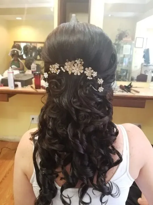 https://cdn.salonspotlight.com/photos/GlbA4L5U0v5wQkNuCrH8/6a7c6e38-e5c5-4fc0-a687-995de3552610_720x720
