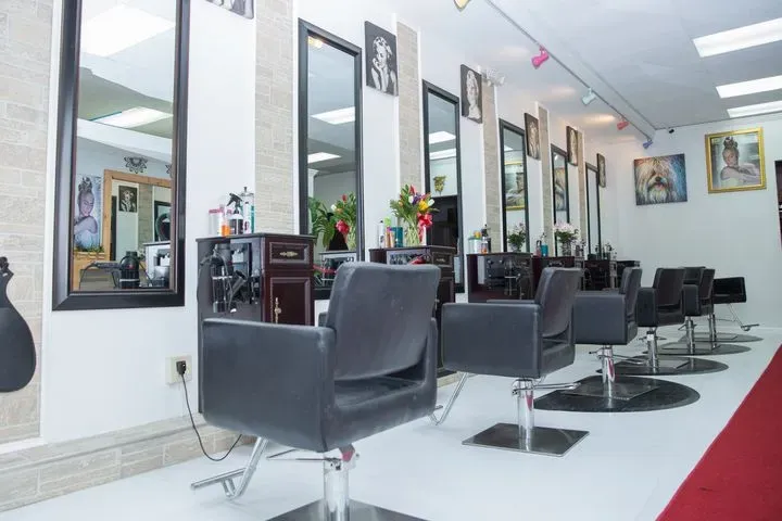 https://cdn.salonspotlight.com/photos/GmDTKYSVVXt0oqnWIHoo/cb76700b-da5f-490a-8370-831f552ce1c6_720x720