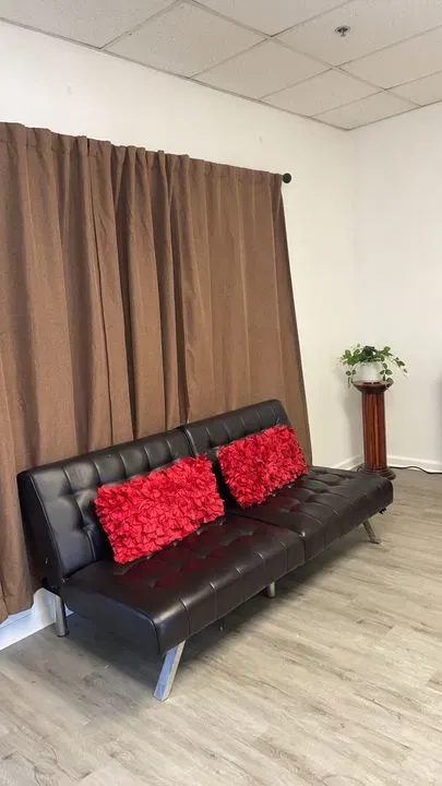 https://cdn.salonspotlight.com/photos/GmJCINMEPJd96u5dHgM2/6331e3ca-ef5b-4cba-bbd6-96093e610e0c_720x720