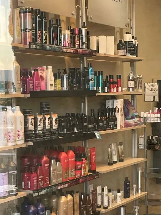 https://cdn.salonspotlight.com/photos/GmNvVTXYOgscBOQ7w8KP/7c123e67-64a8-4f38-a958-28de7f7f6cf0_720x720