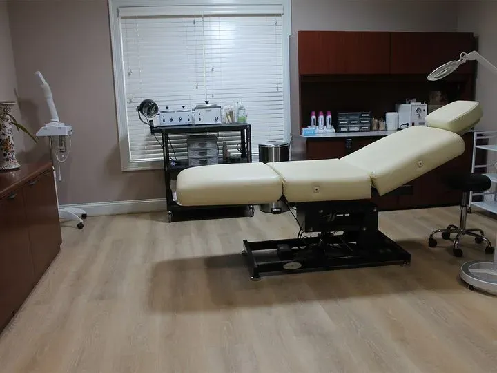 https://cdn.salonspotlight.com/photos/GnjNLsCzndWUGmjWbjHS/05b10431-646c-48eb-9372-2ba63945930c_720x720