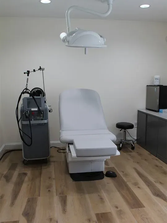 https://cdn.salonspotlight.com/photos/GnjNLsCzndWUGmjWbjHS/94051db9-5717-4458-8e9d-39c109ae6d37_720x720