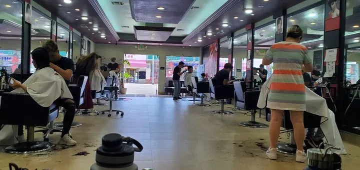 https://cdn.salonspotlight.com/photos/GprOVaXRfFBl5lueWiZR/dd52ef21-2184-4ef2-8812-35be95b86521_720x720