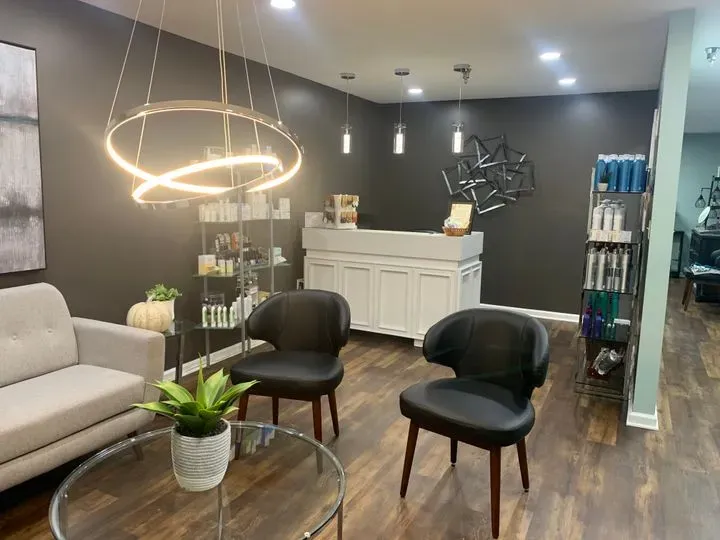 https://cdn.salonspotlight.com/photos/Gqhf6gbNklWiApIdELHt/2825a0f8-876e-4ac4-979a-f3daef4ee1d2_720x720