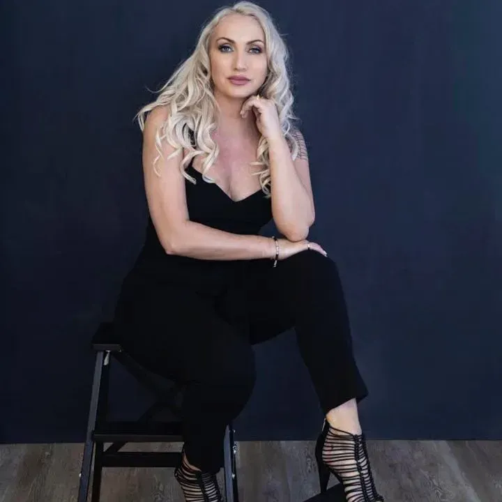 https://cdn.salonspotlight.com/photos/GqqipJ5DiQxkJFgo56ZA/9bdebe85-2b1b-4a37-bdae-a9b317bb55d0_720x720