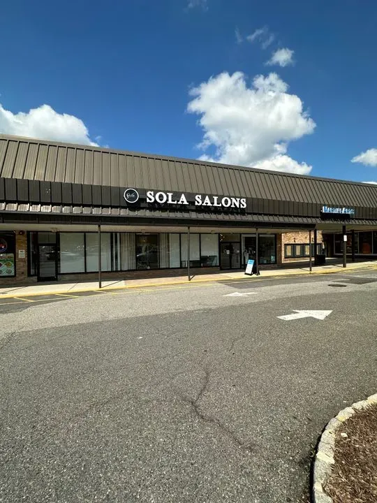 https://cdn.salonspotlight.com/photos/GrIwpqlDuyI8yLkGTueU/16d22c16-253f-49b1-9939-c7ba81568099_720x720