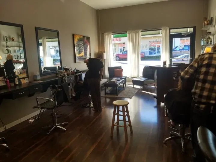 https://cdn.salonspotlight.com/photos/GrjuiYLYArFoVWvRJiIV/2a47e0a0-1e06-4cb0-9049-72ae2458341c_720x720