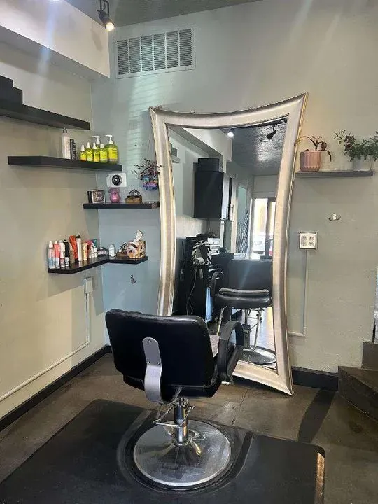 https://cdn.salonspotlight.com/photos/Gt4Co0rkeM3wewzvSwWJ/7c3550eb-13cb-4843-805e-2a63041c33c5_720x720