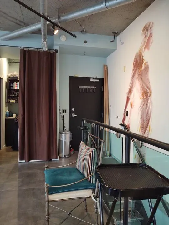 https://cdn.salonspotlight.com/photos/Gu6yB1a49YJe6KGSuKes/04d979fa-dc45-43ce-ac28-a40afd338b11_720x720