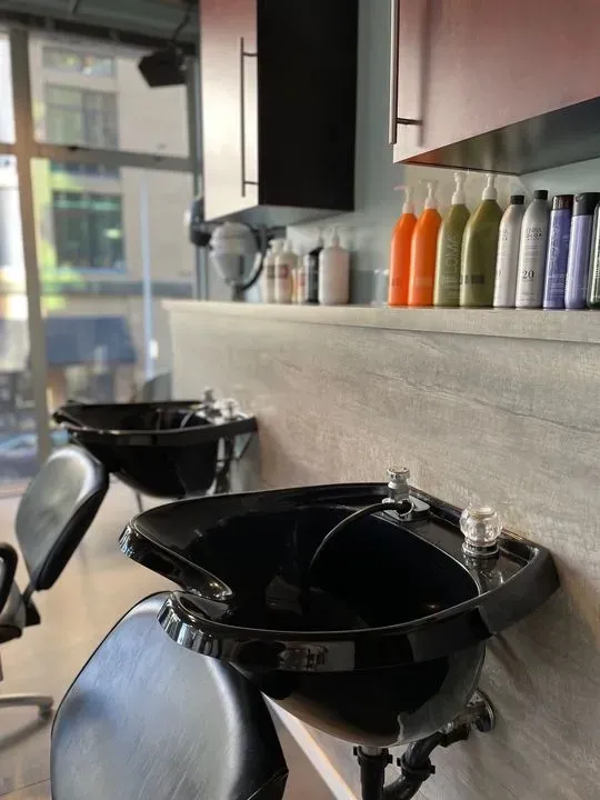 https://cdn.salonspotlight.com/photos/Gu6yB1a49YJe6KGSuKes/218e0634-67dd-4ca9-bee9-f823702b768c_720x720