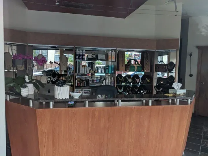 https://cdn.salonspotlight.com/photos/GxZl0eNmTNoFf2XRrOx9/027b892e-4033-495e-8700-26876a025b4b_720x720