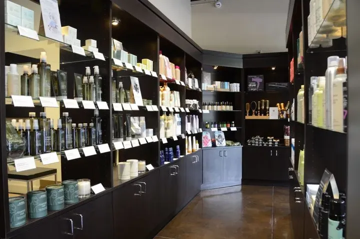https://cdn.salonspotlight.com/photos/GyCW5etEoMOLO3PbzieR/5ec7c3d6-46a2-4cb9-be46-937af05ff7e5_720x720