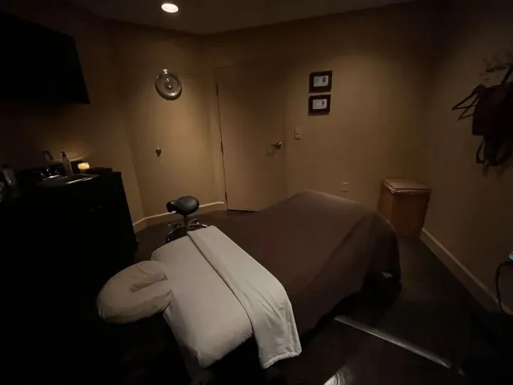 https://cdn.salonspotlight.com/photos/GyCW5etEoMOLO3PbzieR/abdb172d-6a4a-4671-afa4-4b0659b60c4e_720x720