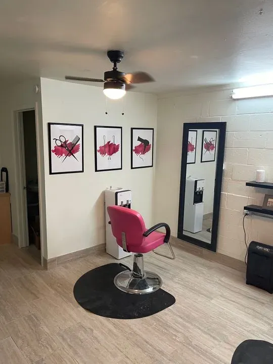 https://cdn.salonspotlight.com/photos/GyQ4yCDAXE8MNtxdQnRV/b1c8f3b9-c5a6-422b-a965-d9b25c32dedb_720x720