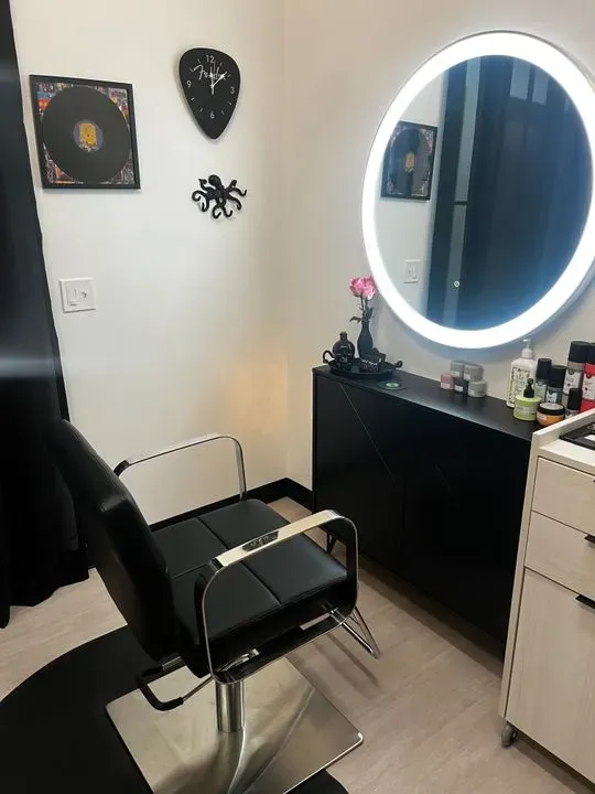 https://cdn.salonspotlight.com/photos/H0VLHWN0GE27ikeHeqZZ/4f7c5cfb-d86f-4cf5-8d09-d4659abef8d7_720x720