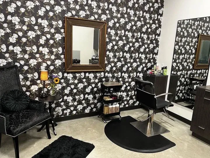 https://cdn.salonspotlight.com/photos/H0VLHWN0GE27ikeHeqZZ/8c513a19-0ce7-4aaa-a3c3-33208e94cd02_720x720