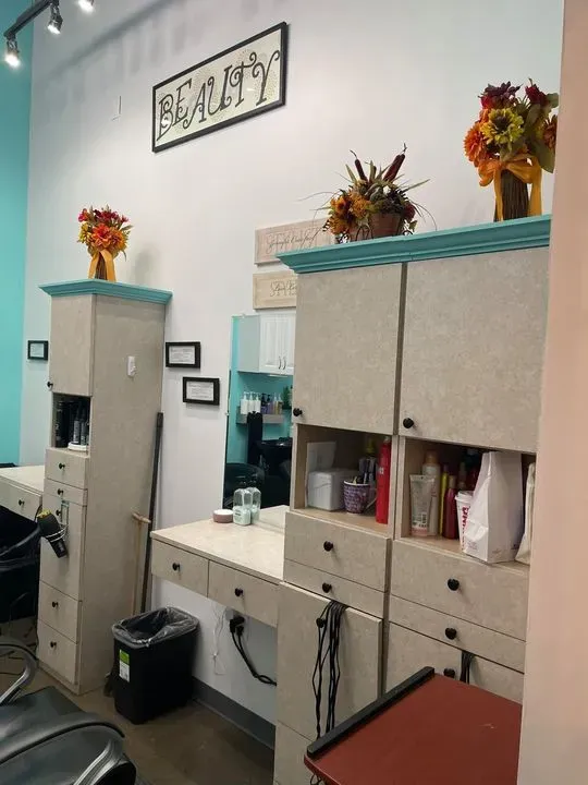 https://cdn.salonspotlight.com/photos/H13rwXDmqc3I6vgReKVR/5c386914-4f07-489a-9dfe-002e3740e018_720x720