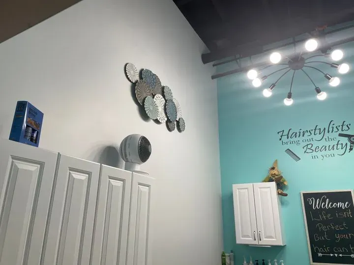 https://cdn.salonspotlight.com/photos/H13rwXDmqc3I6vgReKVR/74c16d17-c995-4b05-9587-3fcc5e3c61f1_720x720