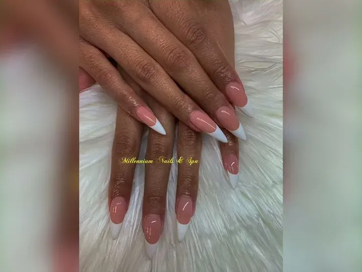 https://cdn.salonspotlight.com/photos/H62AlZYw6G83bKAFHz1P/3e6455cd-0a4a-4878-92bb-5644b81ae750_720x720