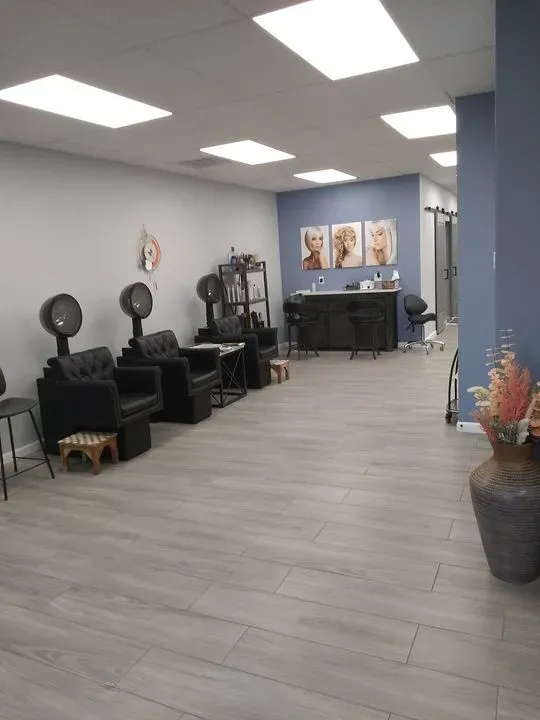 https://cdn.salonspotlight.com/photos/H93PwY5QYoNjRKQtqGwK/2ecc3777-f739-4a71-b9f3-59cd6d81f991_720x720