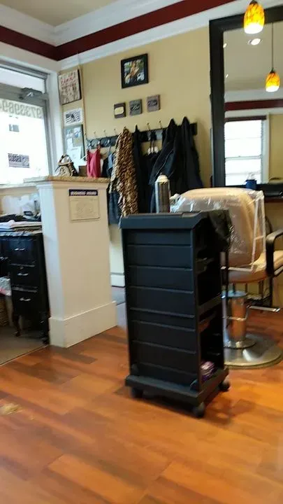 https://cdn.salonspotlight.com/photos/HBOkNs07mtyn5HJgfOv7/51c696e1-2696-419e-9f2b-0bc3be95c293_720x720