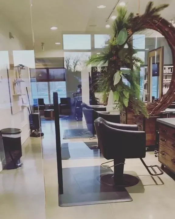 https://cdn.salonspotlight.com/photos/HENNZ1qLA0etxX9JmK5M/1c37e61e-5119-4a4b-bbb5-e794e7dd73be_720x720