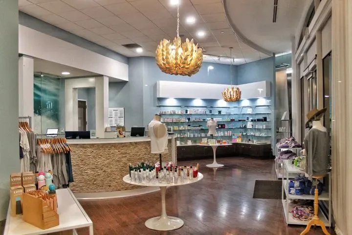 https://cdn.salonspotlight.com/photos/HEhH4EqtacXGBNJMo0yi/438a9749-31d6-47ba-be2a-49d75dce6a1e_720x720