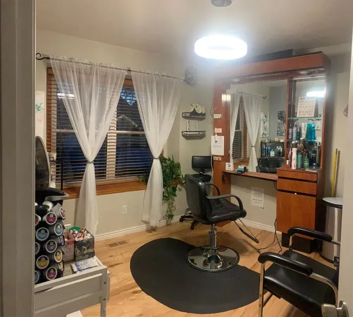 https://cdn.salonspotlight.com/photos/HFMZdX0j8cPacAMt8PiK/0d0230e5-5492-4dc6-a254-59a08b9d3b89_720x720