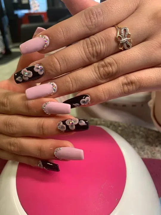 https://cdn.salonspotlight.com/photos/HGXZ2jEH2fRQeQQqBgh3/83b877c5-a23c-416d-b2bd-fd48f2139dc9_720x720