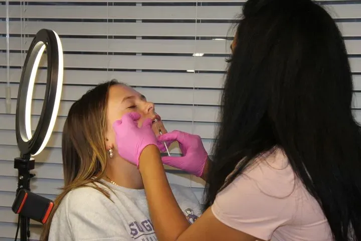 https://cdn.salonspotlight.com/photos/HMMRFx97W2uKeHLxaVYG/1af95a13-caa7-4125-bf0a-b870c890ec95_720x720