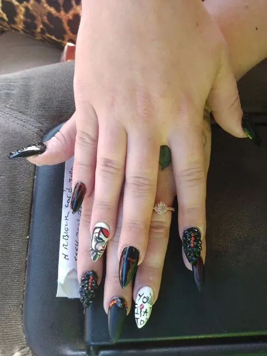 https://cdn.salonspotlight.com/photos/HPCwhvOJlAKcsKOrCgUs/02b0bb45-d1a7-4af0-8ebd-7f2823c3063c_720x720