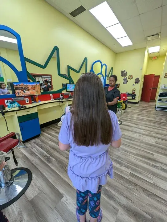 https://cdn.salonspotlight.com/photos/HPq5ojVv7i1tNLgSM1Gs/b5535a3d-06ee-4257-a86d-3ea1aa3a99b0_720x720