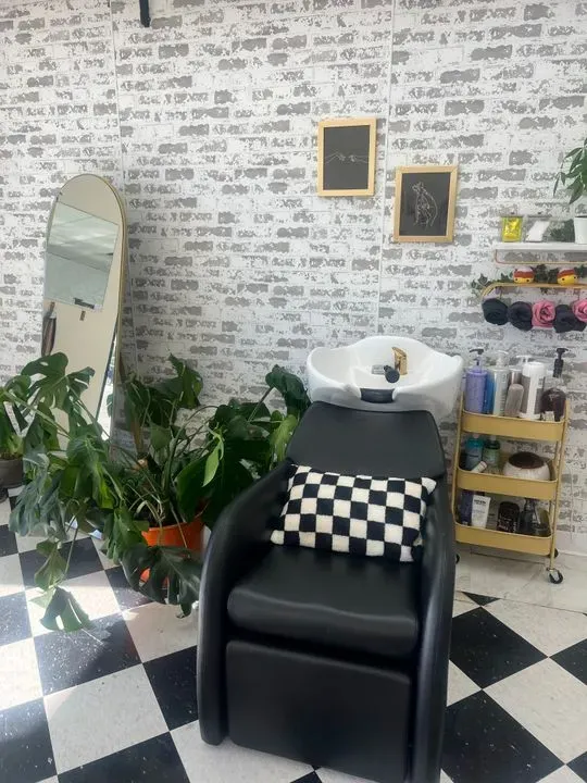 https://cdn.salonspotlight.com/photos/HSUhqRlcO867NTJ8GQlp/2213eb3c-2a7d-4df5-9ce4-4e7adf538d3b_720x720