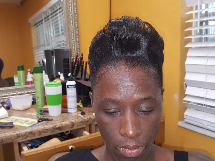 https://cdn.salonspotlight.com/photos/HWs4I9OO6BrqGHyDonMS/fcd7bf92-c308-42a4-acb0-a7c4f9416ef9_720x720