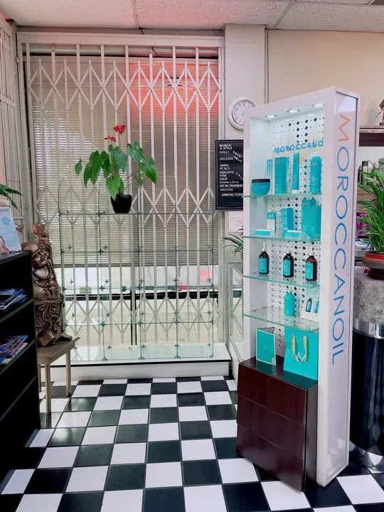 https://cdn.salonspotlight.com/photos/HX0jjEVJ9sB4FZUmgcMd/d9962a70-56f8-418b-9ec7-17cb1dfa4293_720x720