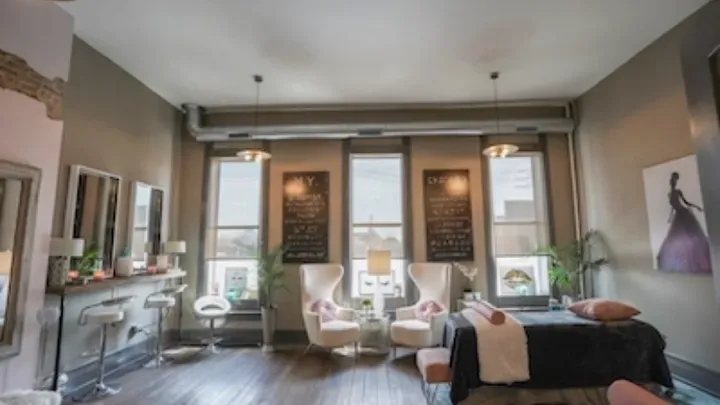https://cdn.salonspotlight.com/photos/HXdFYSeudEyU7jzGKa6O/1ac58161-c7ca-46ea-a1af-1f20908c63ed_720x720